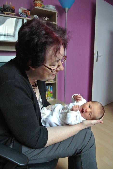 Maélie 4 jours avec Mamy.jpg