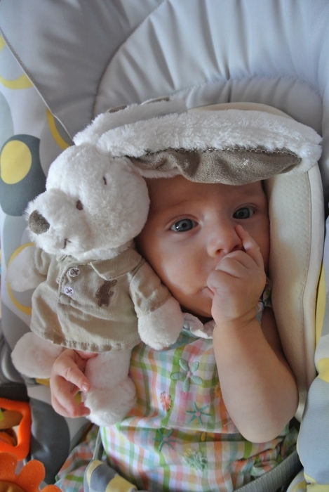 Maélie et son lapinou.jpg